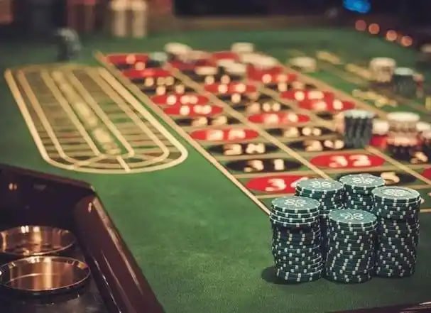 Kartu strategi Blackjack yang menunjukkan keputusan optimal untuk setiap total tangan